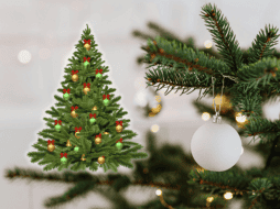 El árbol artificial suele considerarse una alternativa práctica, aunque su fabricación presenta procesos altamente contaminantes. ESPECIAL/Canva