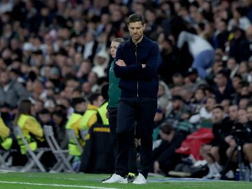 Xabi Alonso, quien tomó las riendas para esta temporada 2025-26, está en la cuerda floja. EFE/K. Huesca.