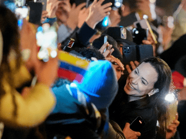 "Tan pronto como llegue, podré abrazar a toda mi familia y a mis hijos, a quienes no he visto en dos años", dijo María Corina Machado.EFE/ L. ASERUD