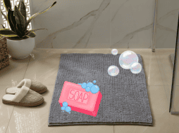 Optar por modelos con respaldo antideslizante extraíble facilita el lavado y prolonga la vida útil del tapete. CANVA