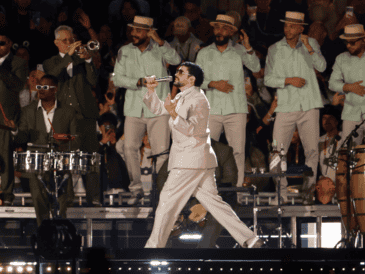 Bad Bunny no solo interpretó temas del género urbano, sino que combinó otros ritmos latinos como la salsa, mientras rescató pistas de reguetón. EFE/ Sáshenka Gutierrez