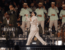 Bad Bunny no solo interpretó temas del género urbano, sino que combinó otros ritmos latinos como la salsa, mientras rescató pistas de reguetón. EFE/ Sáshenka Gutierrez