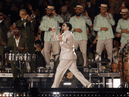 Bad Bunny no solo interpretó temas del género urbano, sino que combinó otros ritmos latinos como la salsa, mientras rescató pistas de reguetón. EFE/ Sáshenka Gutierrez