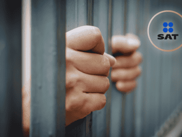 El Servicio de Administración Tributaria (SAT) se pronunció sobre las facturas falsas y las repercusiones legales para quienes las emitan. ESPECIAL / CANVA