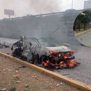 Taxi estalla en la carretera México-Toluca; transportaba pirotecnia
