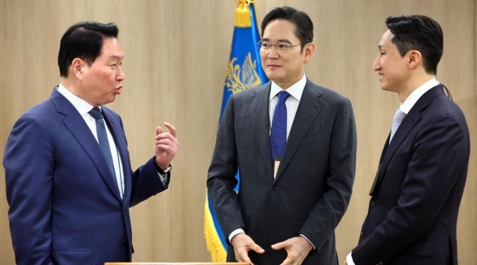 Líderes de SK, Samsung y Hyundai se reúnen con el presidente surcoreano para revisar acuerdos de comercio. EFE