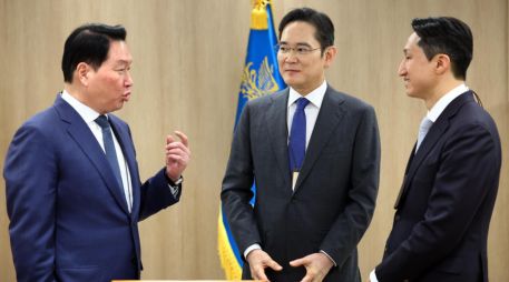 Líderes de SK, Samsung y Hyundai se reúnen con el presidente surcoreano para revisar acuerdos de comercio. EFE