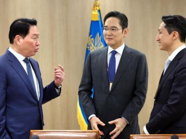 Líderes de SK, Samsung y Hyundai se reúnen con el presidente surcoreano para revisar acuerdos de comercio. EFE