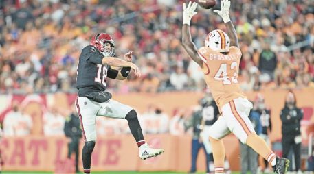El quarterback de Atlanta completó 30 de 44 pases para 373 yardas. AFP/J. Aguilar