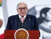 El secretario de Salud, David Kershenobich, habla en una rueda de prensa en el Palacio Nacional. EFE/I. Esquivel