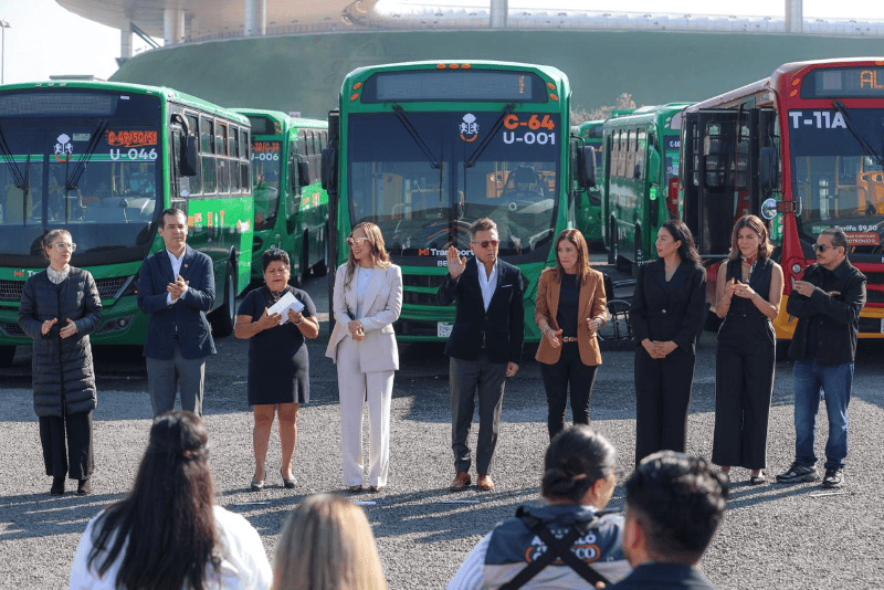 Pablo Lemus destacó que la entrega de unidades forma parte del proyecto de renovación de la flota del transporte público. EL INFORMADOR / A. NAVARRO 