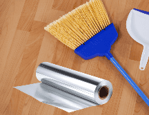 Cuando se envuelve la base de la escoba con tiras de papel aluminio, este actúa de forma similar a las bolas metálicas utilizadas en las secadoras. ESPECIAL / CANVA