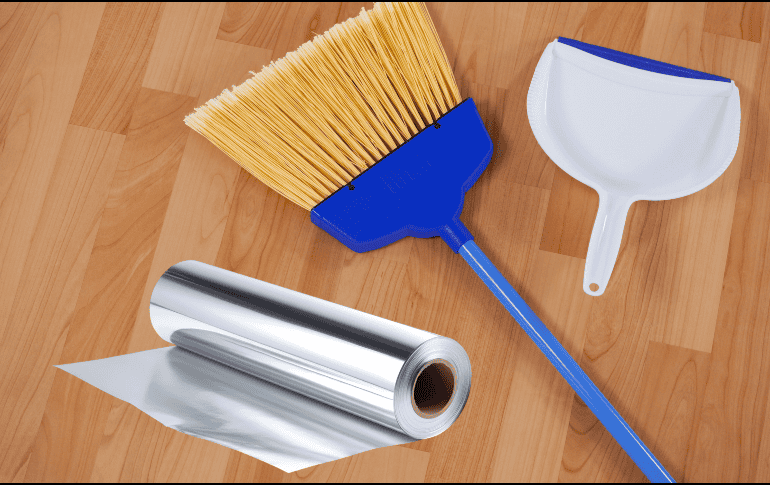 Cuando se envuelve la base de la escoba con tiras de papel aluminio, este actúa de forma similar a las bolas metálicas utilizadas en las secadoras. ESPECIAL / CANVA