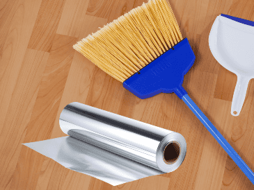 Cuando se envuelve la base de la escoba con tiras de papel aluminio, este actúa de forma similar a las bolas metálicas utilizadas en las secadoras. ESPECIAL / CANVA