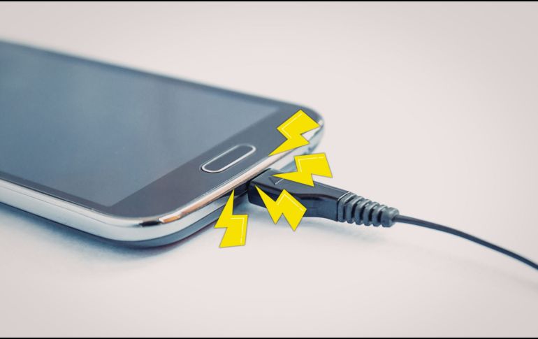 Un cargador de baja calidad puede generar voltajes inestables o sobrecalentamiento. CANVA