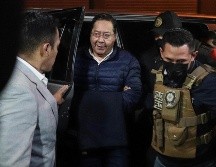 El expresidente de Bolívia Luis Arce (centro) llega a la cárcel de San Pedro. EFE/ Gabriel Márquez
