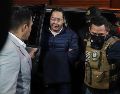 El expresidente de Bolívia Luis Arce (centro) llega a la cárcel de San Pedro. EFE/ Gabriel Márquez