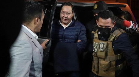 El expresidente de Bolívia Luis Arce (centro) llega a la cárcel de San Pedro. EFE/ Gabriel Márquez