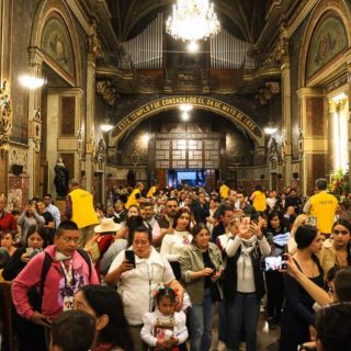 Fieles piden por su salud y familia a la Guadalupana