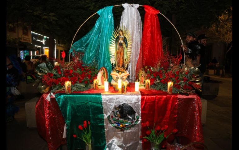 El altar, además, fue adornado con los colores de la bandera de México, para resaltar la importancia de la imagen religiosa para la nación mexicana. EL INFORMADOR/ J. Acosta