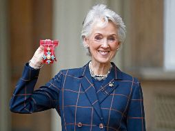 Joanna Trollope posa con su medalla tras ser nombrada Comandante de la Orden del Imperio Británico por sus servicios a la literatura, en el Palacio de Buckingham, en Londres. AFP