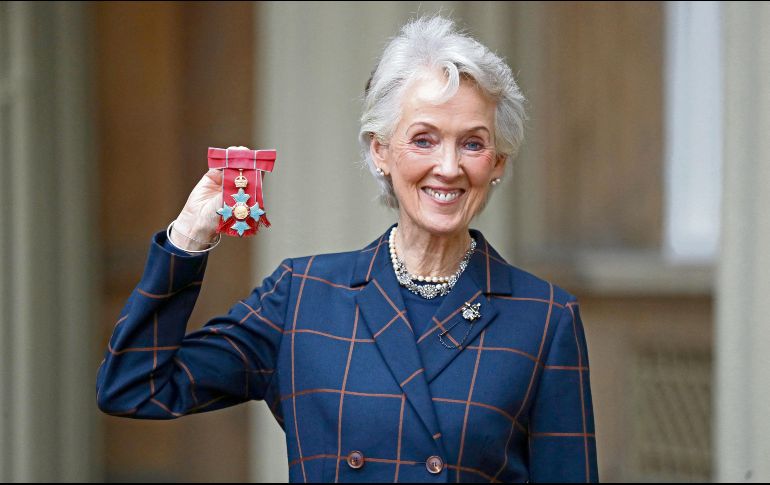 Joanna Trollope posa con su medalla tras ser nombrada Comandante de la Orden del Imperio Británico por sus servicios a la literatura, en el Palacio de Buckingham, en Londres. AFP