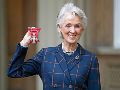 Joanna Trollope posa con su medalla tras ser nombrada Comandante de la Orden del Imperio Británico por sus servicios a la literatura, en el Palacio de Buckingham, en Londres. AFP
