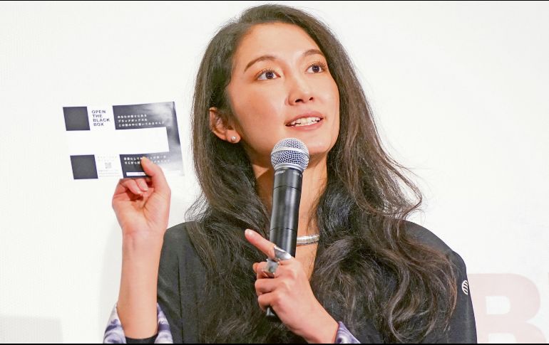 Shiori Ito habla durante el primer día del estreno en Japón del largometraje “Black Box Diaries”, en Tokio. AFP