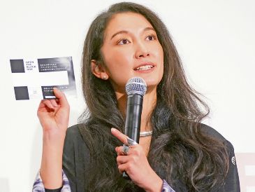 Shiori Ito habla durante el primer día del estreno en Japón del largometraje “Black Box Diaries”, en Tokio. AFP