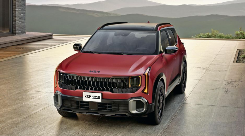 La Kia Seltos 2027 adopta el lenguaje “Opuestos Unidos” con líneas más marcadas, ópticas verticales y una parrilla de diseño elaborado que refuerza su presencia visual. ESPECIAL