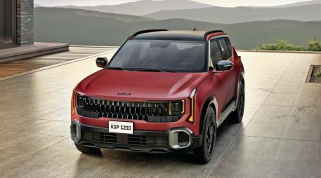 La Kia Seltos 2027 adopta el lenguaje “Opuestos Unidos” con líneas más marcadas, ópticas verticales y una parrilla de diseño elaborado que refuerza su presencia visual. ESPECIAL