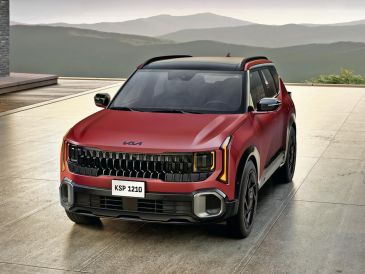La Kia Seltos 2027 adopta el lenguaje “Opuestos Unidos” con líneas más marcadas, ópticas verticales y una parrilla de diseño elaborado que refuerza su presencia visual. ESPECIAL