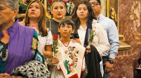 Cientos de familias acudieron al Santuario de Guadalupe para pedir protección y seguridad, cargando esperanza entre veladoras y flores. EL INFORMADOR/ J. Acosta