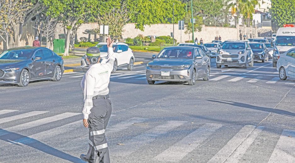 Policías viales supervisan el flujo vehicular en distintas avenidas de la Zona Metropolitana de Guadalajara para reducir congestionamientos y reforzar la seguridad. E INFORMADOR/A. Navarro