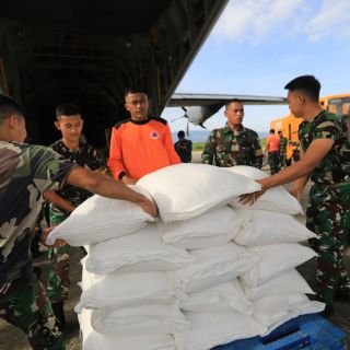 Inundaciones en la isla de Sumatra dejan más de mil muertos