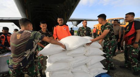 Militares cargan víveres para entregar a los damnificados. EFE/H. Simanjuntak
