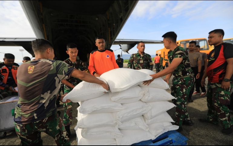 Militares cargan víveres para entregar a los damnificados. EFE/H. Simanjuntak