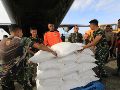 Militares cargan víveres para entregar a los damnificados. EFE/H. Simanjuntak