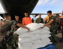 Militares cargan víveres para entregar a los damnificados. EFE/H. Simanjuntak