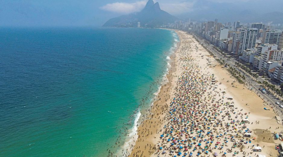 Turistas y locales disfrutan de la emblemática playa de Río de Janeiro, uno de los principales destinos turísticos de Brasil. EFE/A. Lacerda