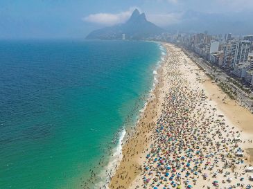 Turistas y locales disfrutan de la emblemática playa de Río de Janeiro, uno de los principales destinos turísticos de Brasil. EFE/A. Lacerda