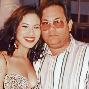Selena Quintanilla posa junto a su padre Abraham Quintanilla. ESPECIAL