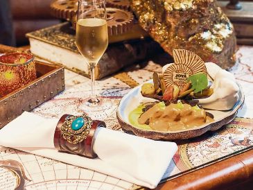 Meteor. Costilla de res braseada que llega a la mesa como una roca, un plato fuerte que combina teatralidad y cocina de autor. ESPECIAL