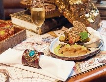 Meteor. Costilla de res braseada que llega a la mesa como una roca, un plato fuerte que combina teatralidad y cocina de autor. ESPECIAL