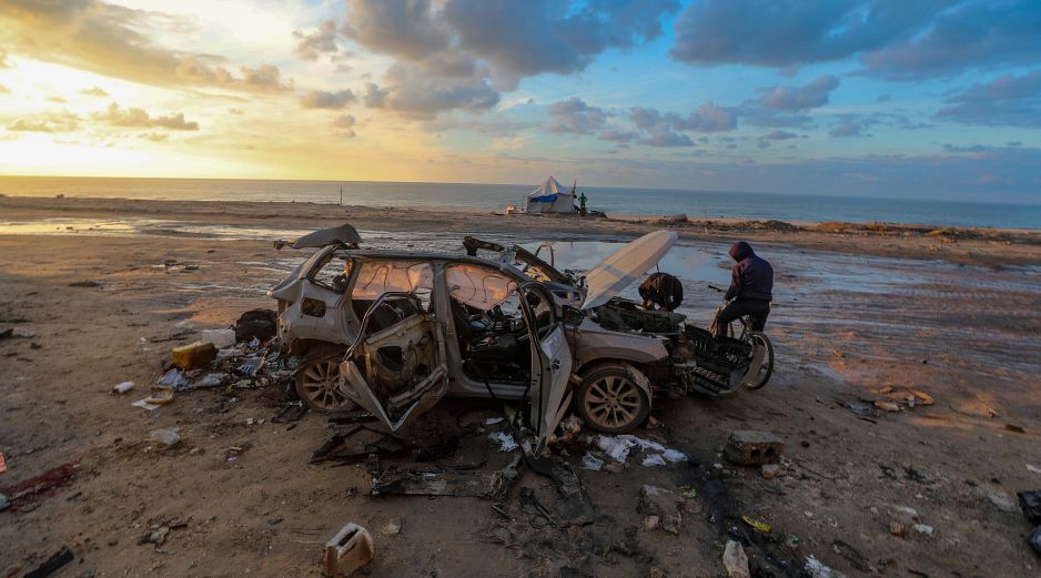 Así quedó el vehículo bombardeado por el Ejército israelí en Gaza. M. Saber