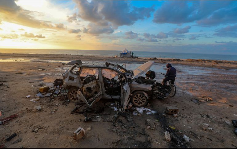 Así quedó el vehículo bombardeado por el Ejército israelí en Gaza. M. Saber