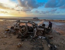 Así quedó el vehículo bombardeado por el Ejército israelí en Gaza. M. Saber