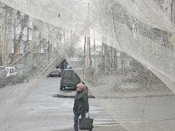 Mallas antridrones son ahora comunes en los principales barrios de las grandes urbes ucranianas. EFE/S. Kozlov