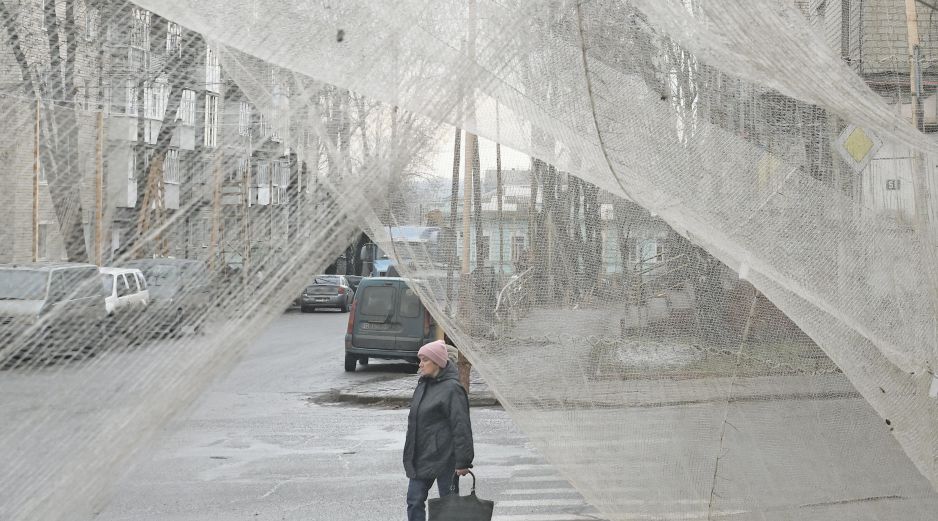 Mallas antridrones son ahora comunes en los principales barrios de las grandes urbes ucranianas. EFE/S. Kozlov