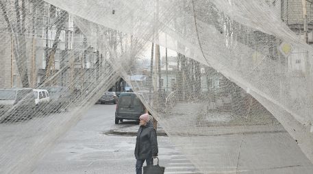 Mallas antridrones son ahora comunes en los principales barrios de las grandes urbes ucranianas. EFE/S. Kozlov